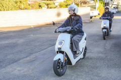 【動画】スクーター女、ノーブレーキで車に突っ込むwwwwwwwwっw