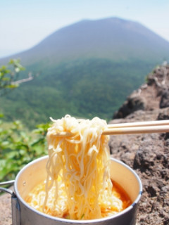 なぜ登山家は山頂でカップ麺のようなものを食べるのか