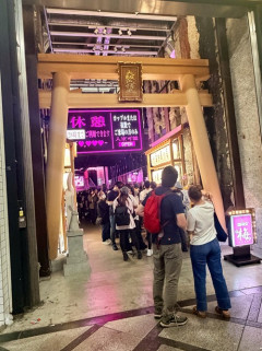 【画像】大阪のホテルみたいな店、大行列ができるｗｗｗｗ