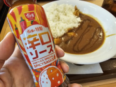 すき家でカレー食う時はあの辛みソースを大量にぶっかけるよね