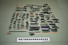 【画像】警察の並べ師、刃物や刀剣など約100点を芸術的に並べてしまうｗｗｗｗ