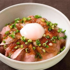【悲報】ローストビーフ丼とかいう評価が分かれる料理