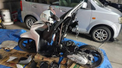 【困惑】スクーター乗りさん、ノーブレーキで車に突っ込んでしまう