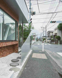 住宅街の一角にできるお菓子屋さんの建築デザインに「素人の浅慮ながら再考してほしい」と安全面を心配する声…意匠と歩行者の安全、どう両立するか