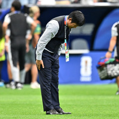 外国人「森保一監督が涙を流しながら日本サポーターに感謝のお辞儀している」