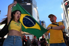 【画像】渋谷のスクランブル交差点、ブラジルサポーターに占領されてしまうｗｗｗ