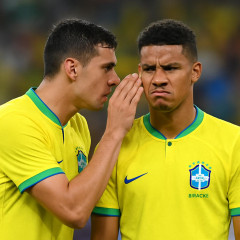 ブラジルDF、塩貝に耳打ちした後、耳を触る ブラジルで「小僧」とあしらう意味 ブラジルFWは「ちっぽけな奴め！」   #W杯