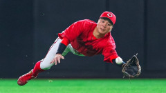 カープ大盛、超ダイビングキャッチ！Deファンから拍手が起こるスーパープレー！！