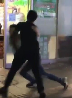 【悲報】水を買っただけの男性、喧嘩に巻き込まれてしまう