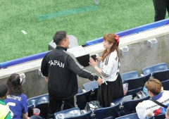 【Ｗ杯】敗れた長友佑都　妻の平愛梨と客席でハグ！ネット涙「泣けてきた」長友は去就について言及し…