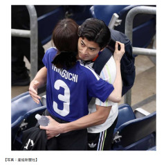 ◆激写◆日本代表DF谷口彰悟さん、ヒューストンスタジアムのスタンドで妻泉里香をむぎゅううう