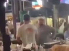 バーのカウンターに今夜も長髪のあの子がいた。は～ぁ、待ち人来ずか… → いつもの様子はこちらです…