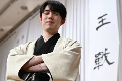 【悲報】藤井聡太君、アイドルとのツーショットでメガトロンとなってしまうｗｗｗ