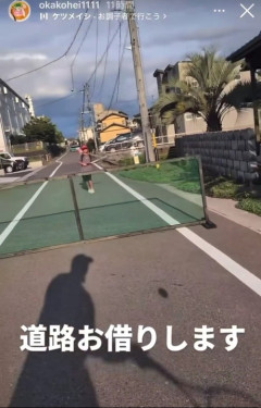 【悲報】道路上にネットを張ってテニスする猛者親子、現れるｗｗｗｗ