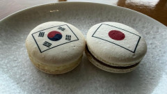 【🇯🇵🇰🇷】小泉進次郎防衛相の“日の丸マカロン”写真が波紋　「これ食べたら国旗損壊罪？」と皮肉の声