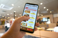 飲食店「当店はLINE注文制です。友達追加と個人情報の提供を許可するとメニュー見れます」←これ