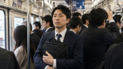 【電車マナー】電車内のリュック前抱えは「迷惑」！？　「手に持って」呼びかける社も