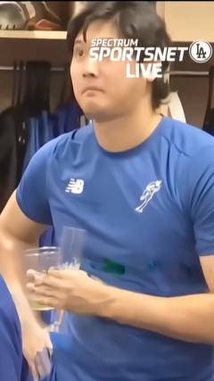 【悲報】大谷翔平、ロバーツのスピーチに飽きて変顔してしまうwwwwwwwwwwwwwwwwww