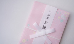 【夫婦】夫が数年ぶりに自分の部屋を片付け始めたら、今6歳の子どもの出産祝いがいくつも出てきた　内祝いやお礼もしていなんだけど…