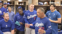 ロバーツ監督の長いスピーチを眠そうに聞く大谷ｗｗｗｗ