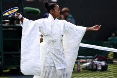 【画像】大坂なおみさん、ウィンブルドンに白い振袖風衣装で登場