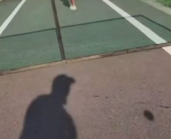 【動画】親子さん、道路にネットを張ってテニスをプレイしてしまうｗｗｗｗ
