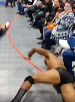 【悲報】プロレスラーが一般客に転ばされてブチギレるｗｗｗｗｗ