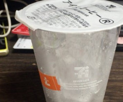 ワイ、セブンコーヒーの入れ方が分からず氷のカップだけお持ち帰り...