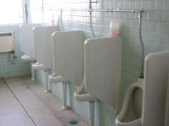「小便の補助がしたかった」男子小学生の陰部を触り撮影した小学校教諭の男を逮捕
