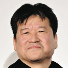 【悲報】佐藤二郎さんのハラスメント、橋本愛さんの顎に指が触れただけだった・・・・・・・・・