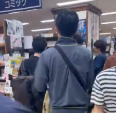 【動画】本屋さんに転売ヤーが集結 、争奪戦で現場は大混乱