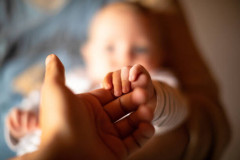 【動画】お○ぱいに興味津々すぎる男の子が発見される