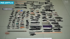 ダガーナイフを所持容疑で男(41)を再逮捕、自宅や車から約100本の刃物を発見！