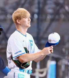【日本ハム】達孝太　ド派手ニューヘアで登場　新庄監督は「野球選手超えてもう俳優さんやん」と絶賛
