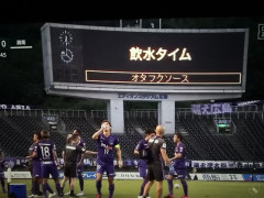 【画像】Jリーグさん、飲水タイムでとんでもないものを飲ませてしまうｗｗｗｗｗ