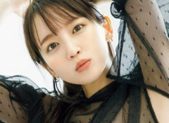 【悲報】吉岡里帆さん、ＡＶデビュー作みたいな表紙を撮られてしまう【画像】
