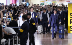サッカー日本代表が帰国　大勢のファンが出迎える