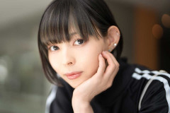 「小学生に見える」　37歳・最上もが、背中見せスタイルにネット驚嘆「年齢不詳」「細胞レベルで若い」