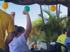 みんなで日本ｖｓブラジル戦を見ていた。こんな所にも熱狂するファンの姿が！ → ゴールが決まるとこうなります…