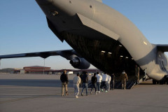 米政府が140人以上を飛行機でヴェネズエラへ強制送還…その数時間後に地震、大勢が行方不明に！