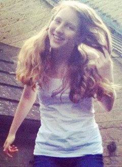 【悲報】15歳イギリス女性「ここWi-Fi飛んでる～…」