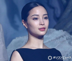 ドレス落ちるっ！？広瀬すず、凄いドレスで舞台挨拶に現れ騒然　後ろ向いたら、ええっ！「圧倒的美」「美人すぎる、なんやあのビジュ」「いつもと違う」