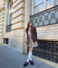 【画像】森香澄さん、ローマでミニスカ制服コーデを披露してしまう