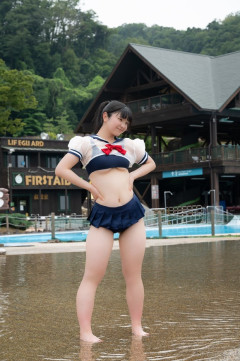 【悲報】高2グラドルさん、セーラー服から下乳をはみ出してしまう（画像あり）