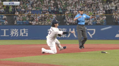 ヤクルト・長岡、折れたバットが足に直撃するも根性でアウトにする