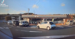 【衝撃】セブンの駐車場でとんでもない事故が発生…踏み間違いのレベルがヤバすぎると話題にｗｗｗｗｗ