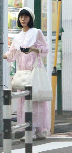 【画像】文春ハラスメントで逆に大炎上している橋本愛さんの私服が話題に…あまりに奇抜な服装から精神状態を心配する声も