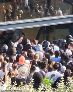 【画像】おフランス、エアコン販売を巡って数百人が殺到し奪い合い・・・