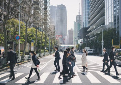 【悲報】運転中ワイ「歩行者おるやんけ減速しとくから渡っといてくれや」歩行者「は？渡りませんけど」