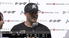 サム・ロングさん、通訳さんと仲良し